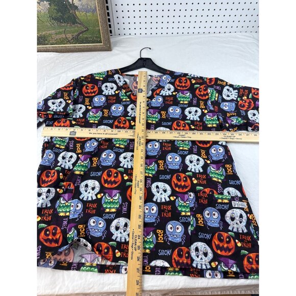 UA Scrubs Halloween Shirt XL Ghosts Pumpkins Cats Bats V-Neck Nursing Top - Picture 6 of 6
